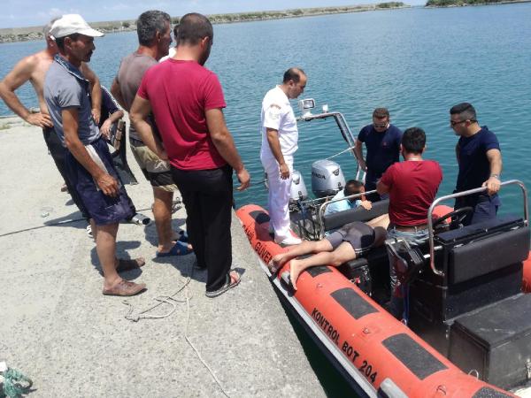 Trabzon Of'ta denizde mahsur kalanlar kurtarıldı!