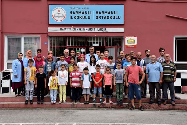 Trabzon'da mahalle sakinleri okulu yeni döneme hazırladı