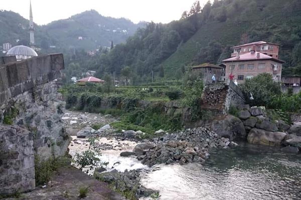 Tarihi köprüler tehdit altında - Rize’de 1 Trabzon’da 3 köprü yıkıldı