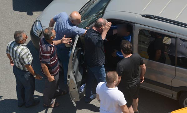 Trabzon'da yol verme tartışması Trafiği kilitledi