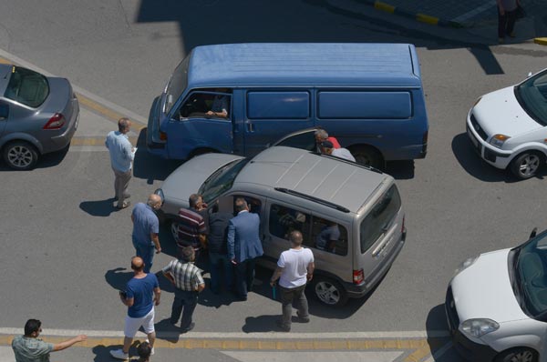 Trabzon'da yol verme tartışması Trafiği kilitledi