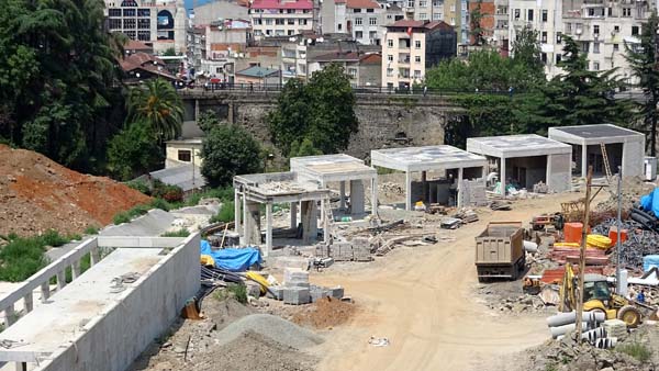 Trabzon'da tarihi köprüye hasar veren yol durduruldu