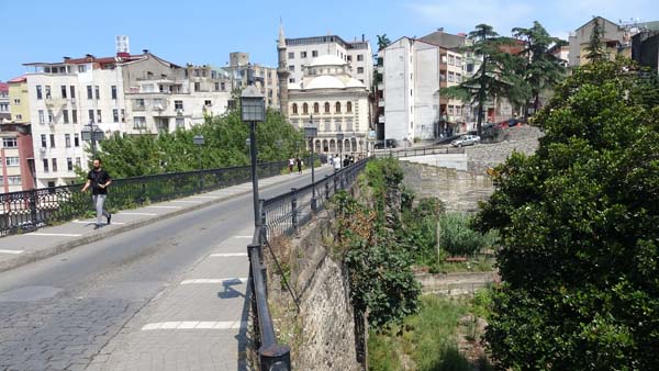 Trabzon'da tarihi köprüye hasar veren yol durduruldu