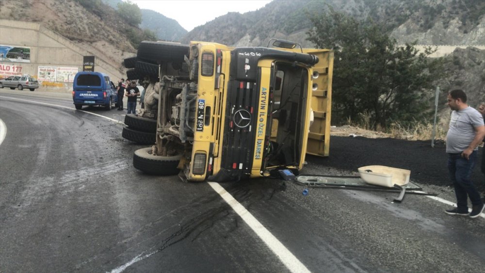 Artvin'de asfalt yüklü kamyon devrildi: 1 yaralı