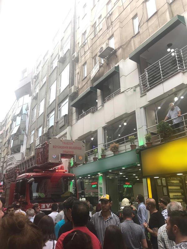 Trabzon’un en işlek caddesinde yangın paniği