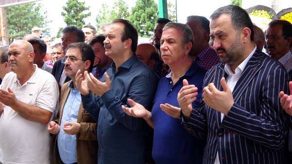 Mansur Yavaş Trabzon'da cenazeye katıldı