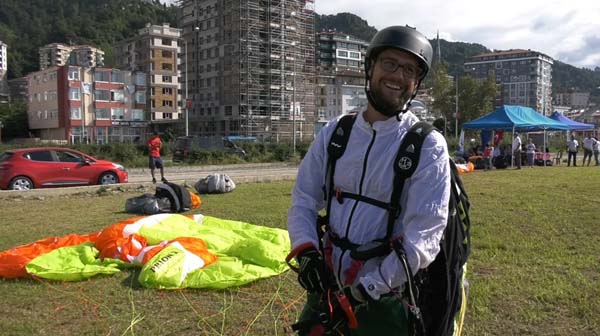 Rize'de yamaç paraşütü yapan turist beklemediği bir şeyle karşılaştı