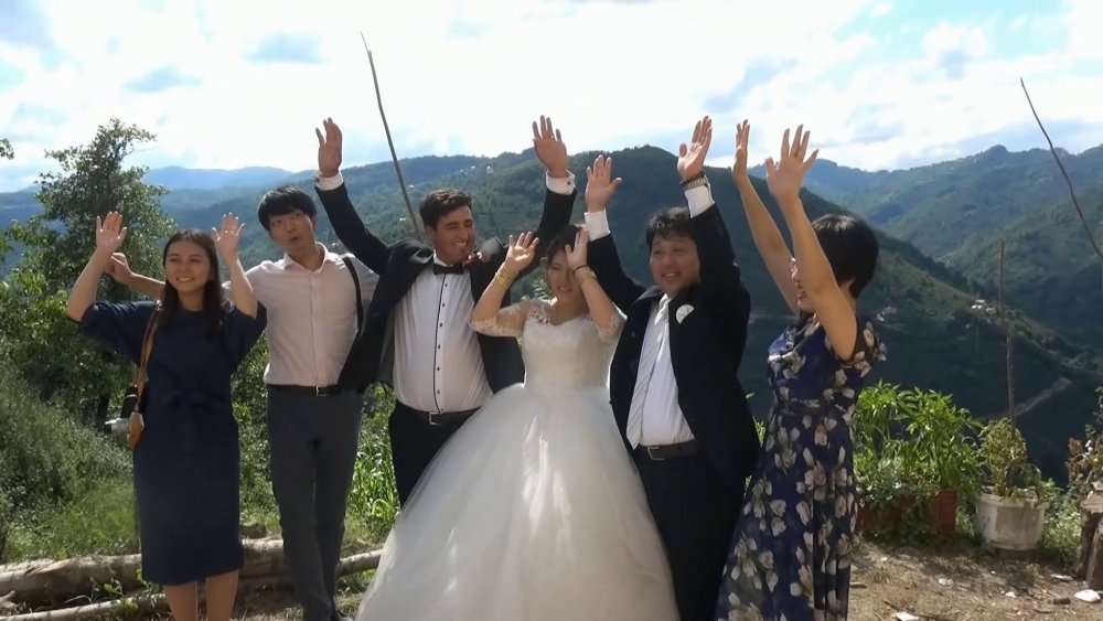 Невесту везут в дом жениха в Турции.