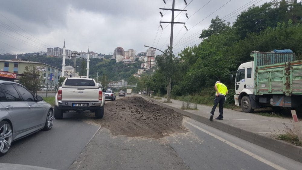 Trabzon'da kamyondan dökülen hafriyat trafiği felç etti