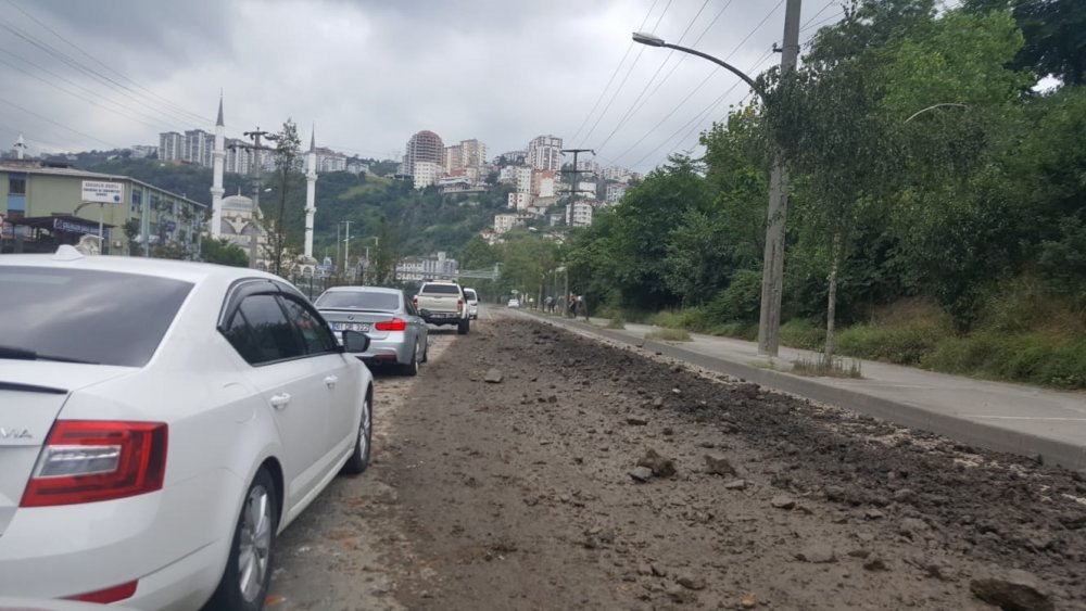 Trabzon'da kamyondan dökülen hafriyat trafiği felç etti