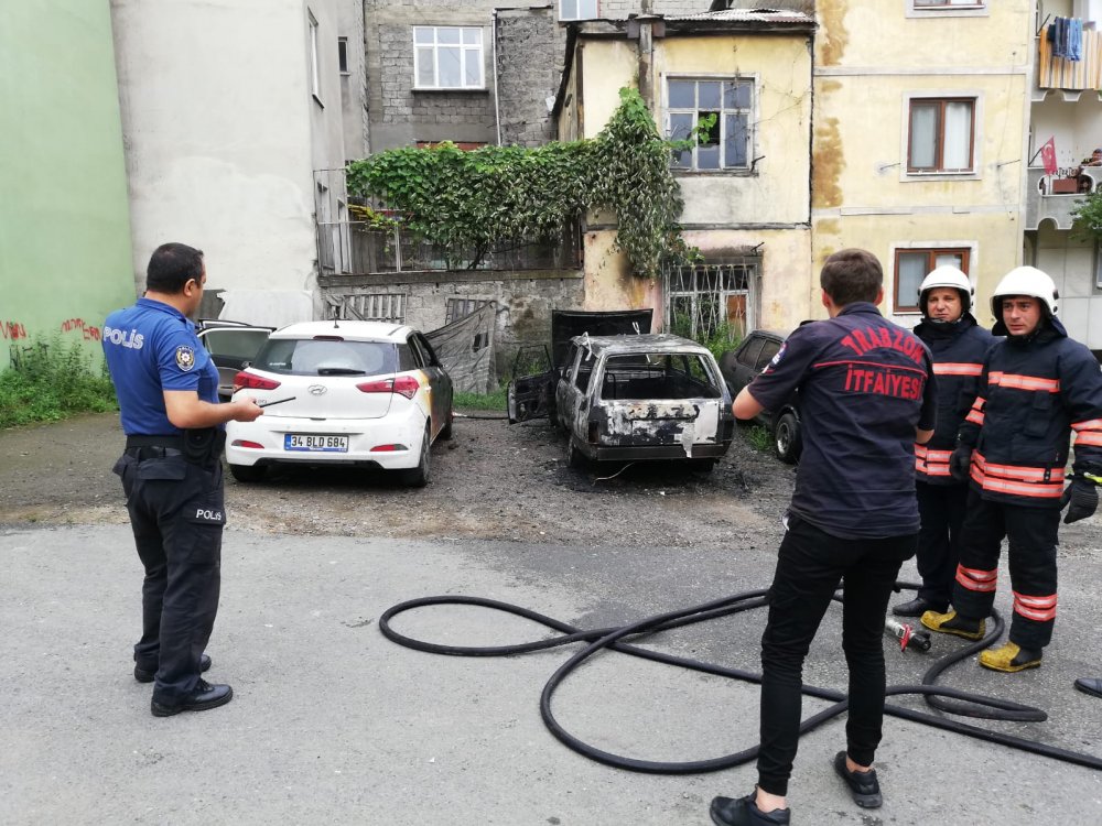 Trabzon'da bir araç yangını daha - Etrafındakileri de yaktı