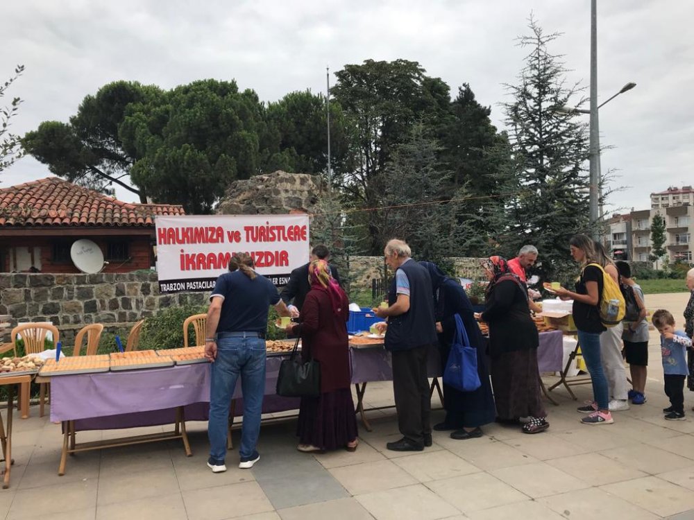 Trabzon’da 300 Kilo tatlı dağıttılar