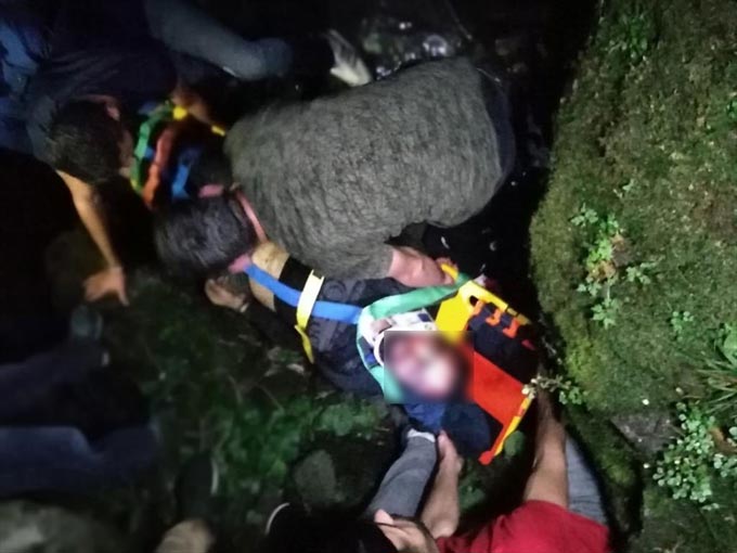 Trabzon'da uçuruma yuvarlanan kişi kurtarıldı