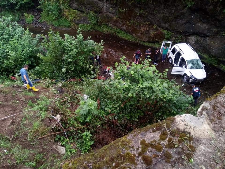 Trabzon'da araç dereye uçtu - 2 ölü