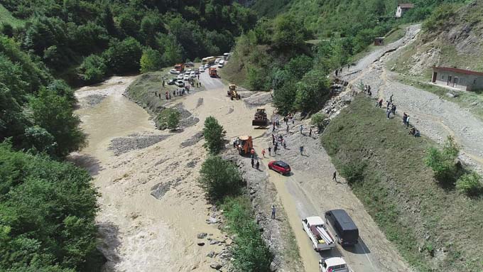 Trabzon'un Araklı ilçesinde meydana gelen heyelan nedeniyle Araklı Dağbaşı-Bayburt kara yolu ulaşıma kapandı.