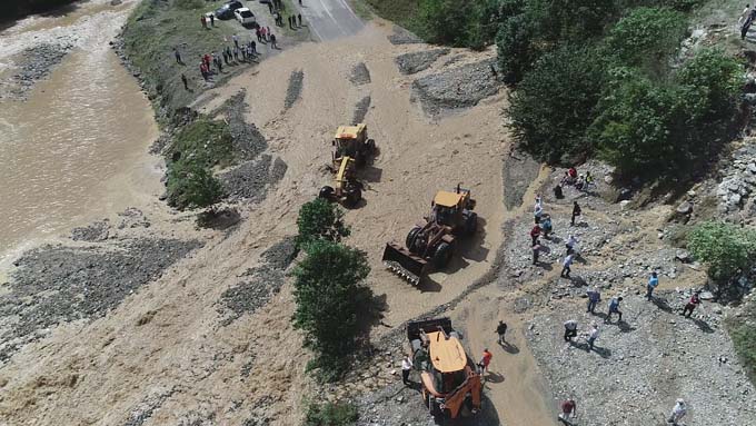 Trabzon'un Araklı ilçesinde meydana gelen heyelan nedeniyle Araklı Dağbaşı-Bayburt kara yolu ulaşıma kapandı.