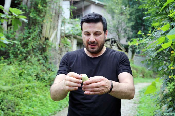 Davut Güloğlu, köyünde huzur buluyor
