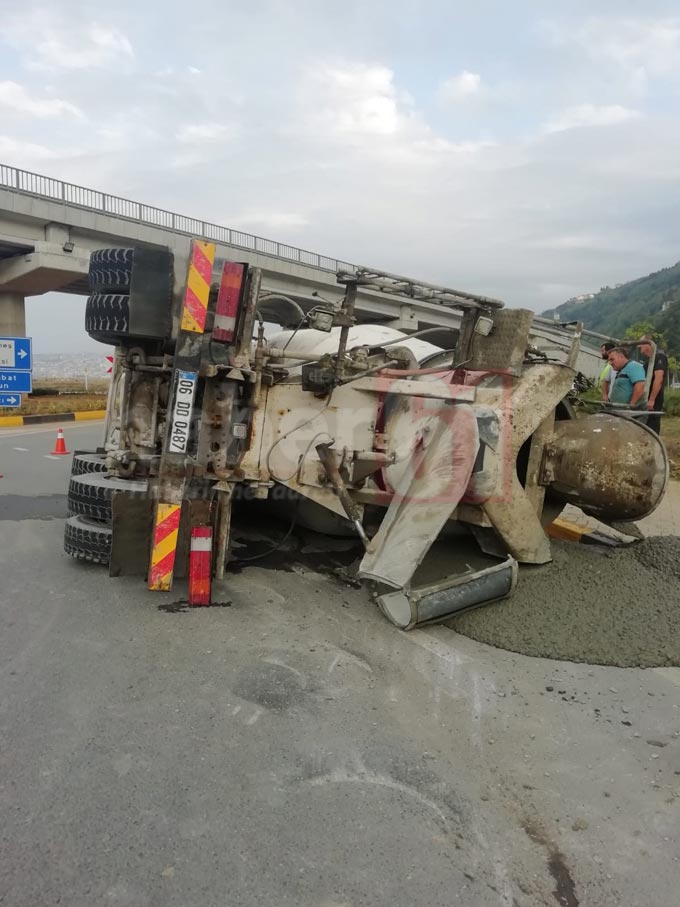 Trabzon’da beton mikseri devrildi