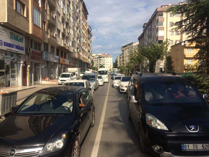 Okullar açıldı, Trabzon'da trafik kilitlendi