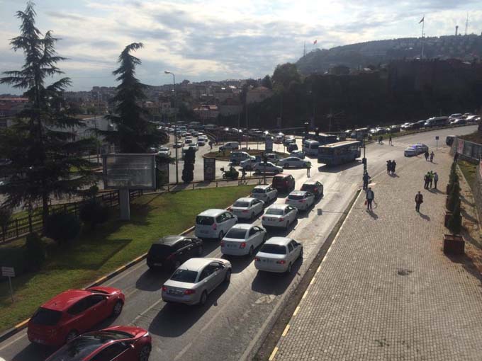 Okullar açıldı, Trabzon'da trafik kilitlendi