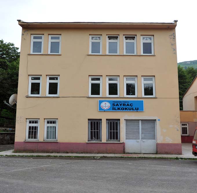 Trabzon'da riskli ortaokul yanındaki ilkokulun taşınmasına tepki