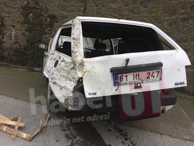 Trabzon’da otomobil istinat duvarına çarptı: 2 yaralı