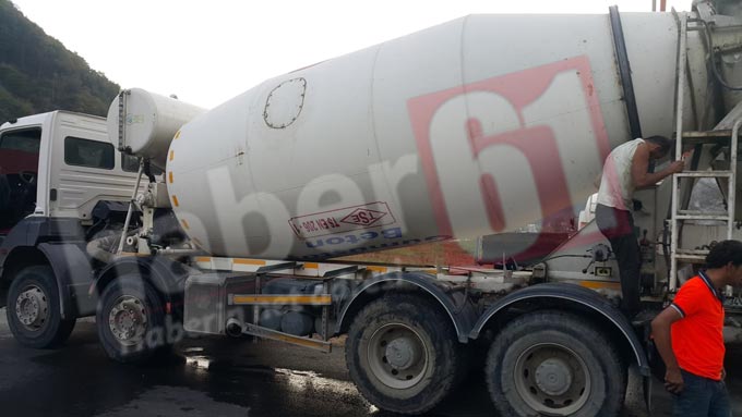 Trabzon’da kamyonetle beton mikser çarpıştı