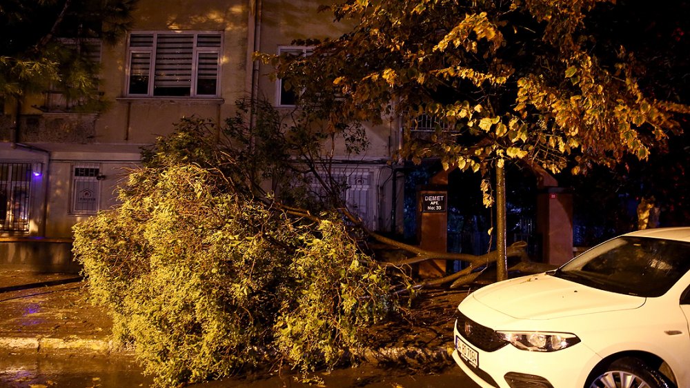 İstanbul'da kuvvetli fırtına ve sağanak