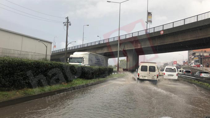 Trabzon'da yağış hayatı felç etti