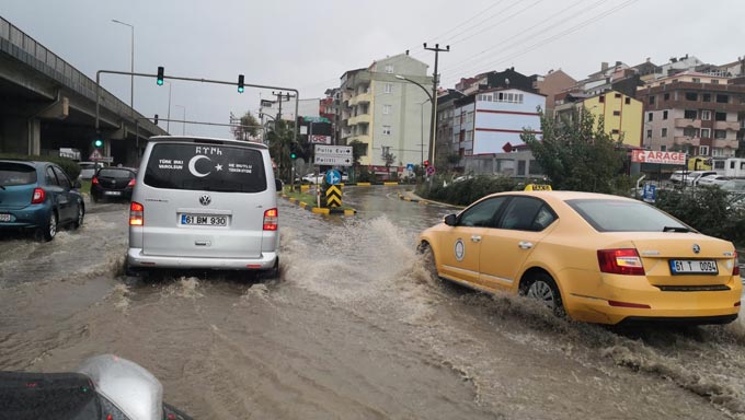 Trabzon'da yağış hayatı felç etti