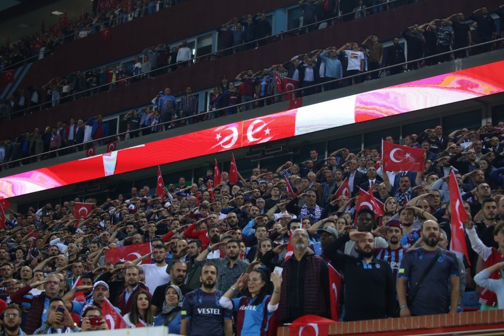 Trabzonspor Tribünlerinden asker selamı