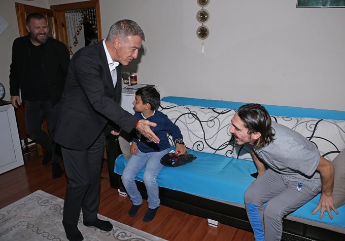 Başkan Ağaoğlu Abdülkadir ile yer sofrasında