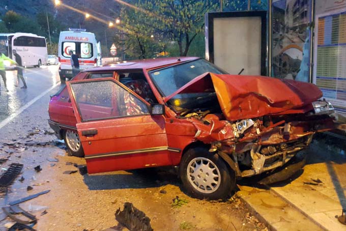Trabzon plakalı araç kaza yaptı durağa girdi