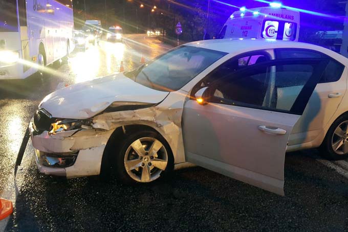Trabzon plakalı araç kaza yaptı durağa girdi