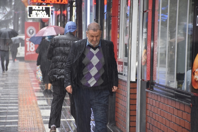 Meteoroloji uyarmıştı - Trabzon'da şiddetli yağış başladı