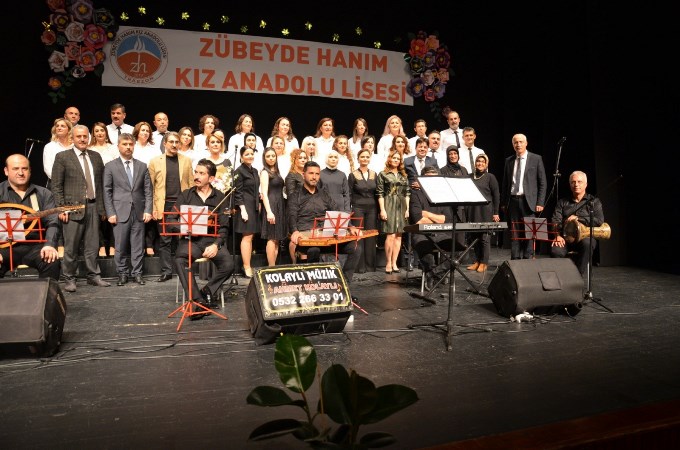 Trabzon'da Vali Yardımcısı sahneye çıktı, salon ayakta alkışladı