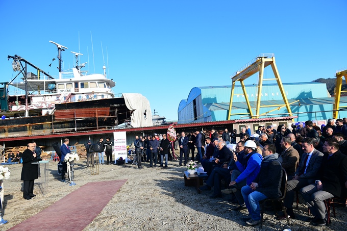 Trabzon'da üretilen balıkçı gemisi o ülkeye gönderildi