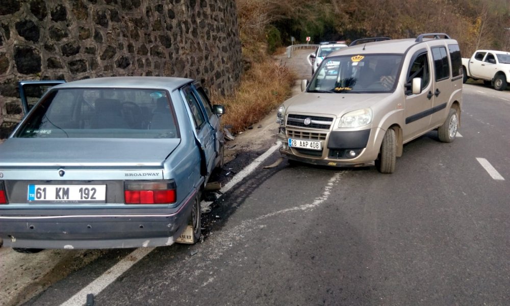 Trabzon plakalı araç kaza yaptı - 2 yaralı