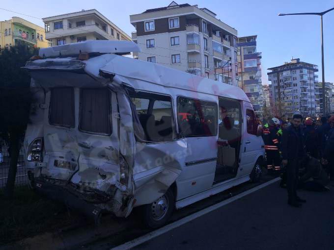 Trabzon'da Kaza! Tır minibüse çarptı