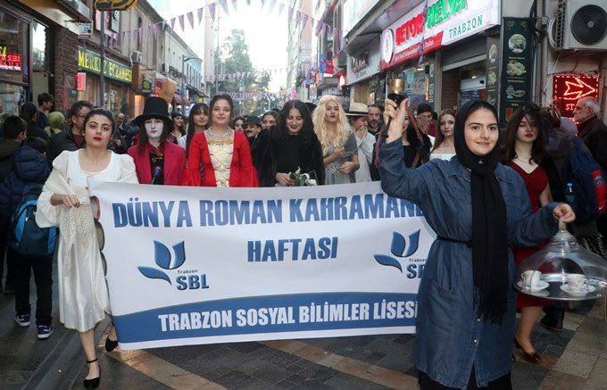 Trabzon'da roman kahramanları sokağa indi