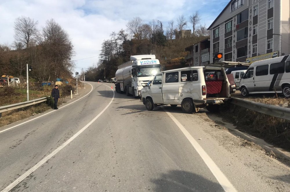 Trabzon plakalı minibüse çarptı - 2 yaralı