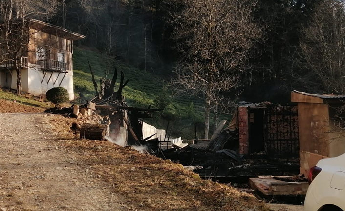 Trabzon'da 100 yıllık ev kül oldu