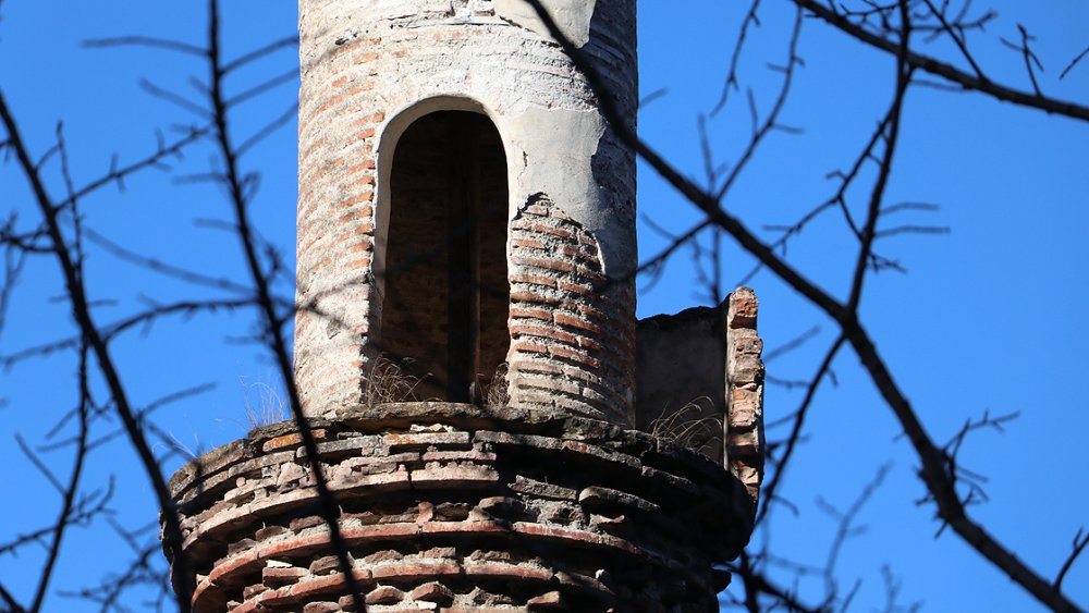 Camisiz minare 82 yıldır zamana direniyor