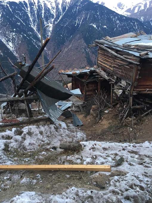 Asırlık köyü fırtına vurdu