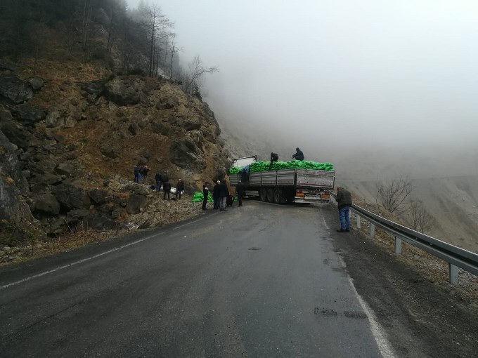 Trabzon'da tır kontrolden çıktı - Yol ulaşıma kapandı