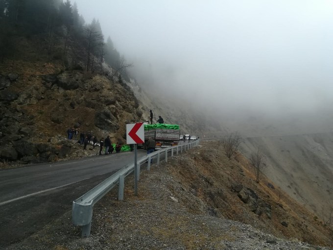 Trabzon'da tır kontrolden çıktı - Yol ulaşıma kapandı