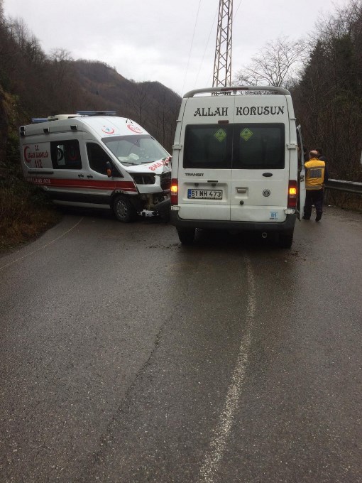 Trabzon'da ambulans ve hasta taşıyan minibüs çarpıştı: 7 yaralı