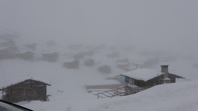 Doğu Karadeniz'deki geçitte ulaşıma kar, tipi ve sis engeli
