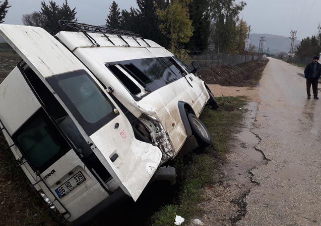 Adana'da tarım işçilerini taşıyan minibüs kaza yaptı