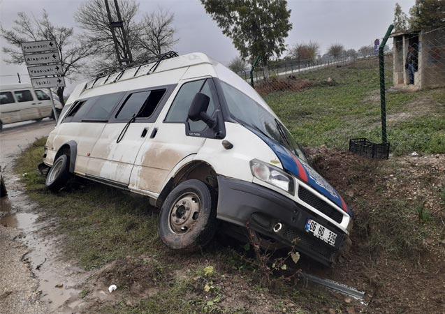Adana'da tarım işçilerini taşıyan minibüs kaza yaptı